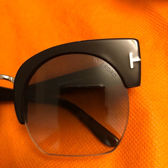 Gorgeous Tom Ford Sunglasses Like new - Picture 4 of 7